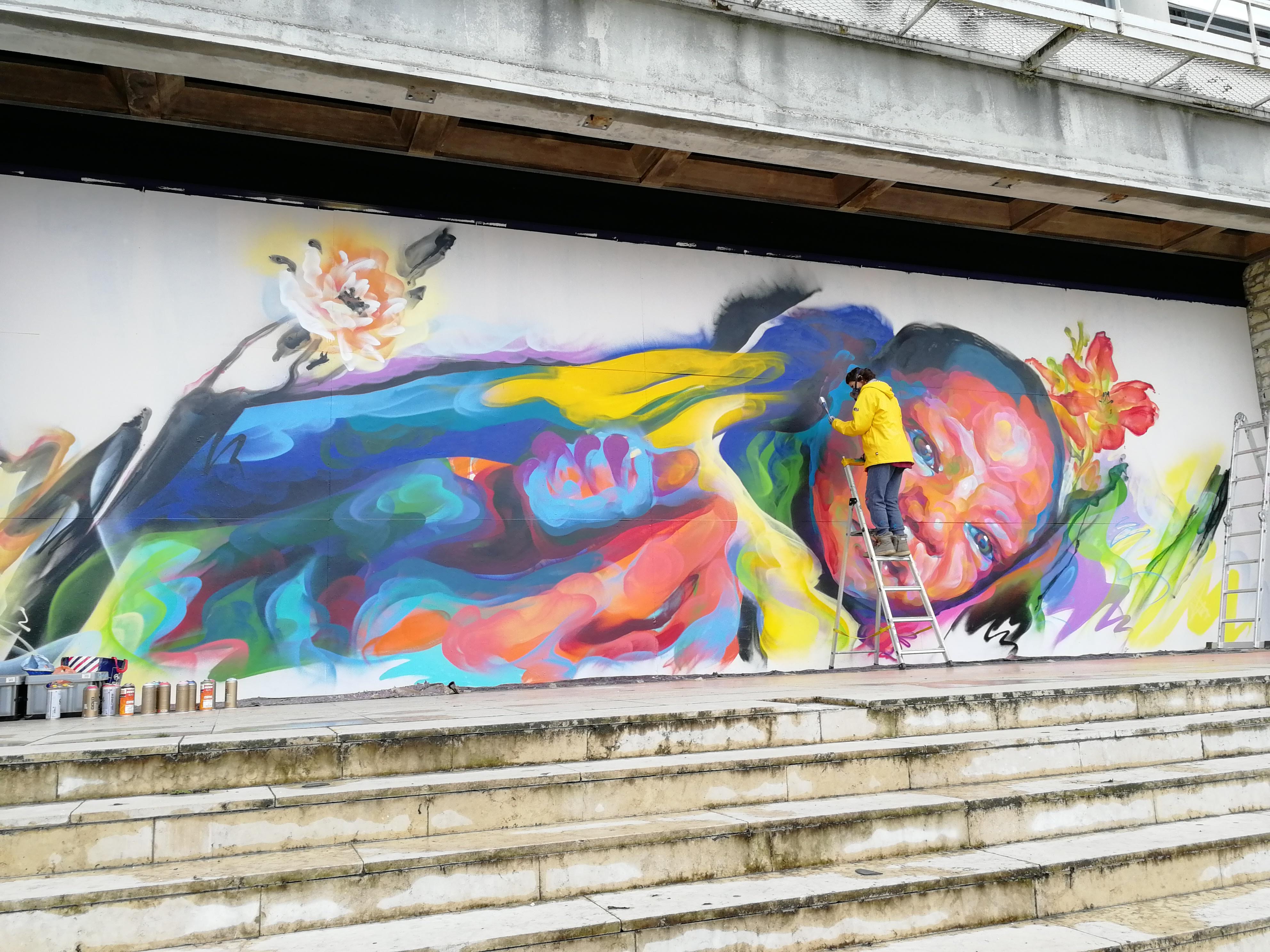 Sêma Lao, avec son ciré jaune, en pleine action sur le mur de l'ancienne Maison de la Culture de Bourges